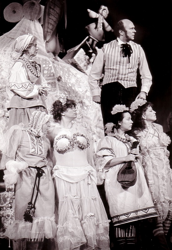 File:Šeiko, Nikolai (Kuliši „Õndsuse saar” (A. Bedredinova, G. Potapova, J. Tšudnovskaja, L. Golovataja, T. Manevskaja, L. Ševtsov). Vene Draamateater, 1982, allikas Vene Teater).jpg
